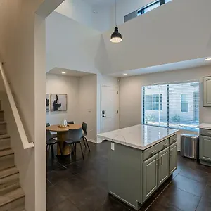  Holiday home Modern 3 Bed - 3 Bath Townhouse W/ Rooftop Deck